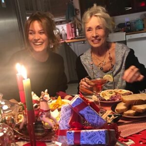 Ebru Cündübeyoğlu Instagram - Görünürde yoklamada eksikler var evet ama gönlümüz dolu dolu 
öyle sevilmiş öyle sevmişiz  ki şimdi bizim bir nefesimizle kaç kalp atıyor kalbimizde 🤍🤍🤍