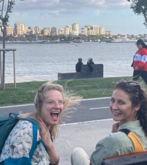 Ece Dizdar Instagram - Turist gezdirmek diyince de ben. Konservatuardan sınıf arkadaşlarım zaman zaman ev arkadaşlarım falan, çoluk çocuğu bırakıp kaçtılar. 
2,5 günleri vardı, ön hazırlık şarttı 😅 bir kebap bi rakı balık bi hamam bi karaköy/sultanahmet bi moda bi çiya tamam. 

Ulaşımda zor gün dostu @touringo_travel iyi ki;)

Love you girls. @maevelondonirishlove @racheladaniel 💜