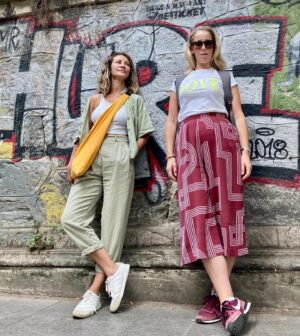 Ece Dizdar Instagram - Turist gezdirmek diyince de ben. Konservatuardan sınıf arkadaşlarım zaman zaman ev arkadaşlarım falan, çoluk çocuğu bırakıp kaçtılar. 
2,5 günleri vardı, ön hazırlık şarttı 😅 bir kebap bi rakı balık bi hamam bi karaköy/sultanahmet bi moda bi çiya tamam. 

Ulaşımda zor gün dostu @touringo_travel iyi ki;)

Love you girls. @maevelondonirishlove @racheladaniel 💜