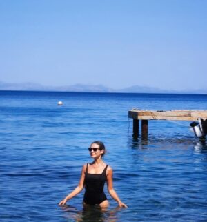 Ece Dizdar Instagram - 180 derece. Sade, sevgili, güvenli, dost…
Hoş kal Datça. Kalırsak seneye, görüşürüz💙
