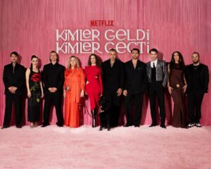 Ece Yörenç Instagram - Bu gala AŞK’lı gala ❤️‍🔥
#kgkg #thankyounext @netflixturkiye @ayyapim @ktdegirmenci ❤️