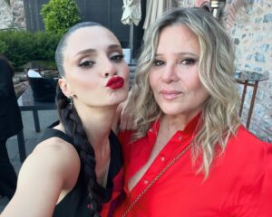 Ece Yörenç Instagram - Bu gala AŞK’lı gala ❤️‍🔥
#kgkg #thankyounext @netflixturkiye @ayyapim @ktdegirmenci ❤️
