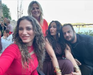 Ece Yörenç Instagram - Bu gala AŞK’lı gala ❤️‍🔥
#kgkg #thankyounext @netflixturkiye @ayyapim @ktdegirmenci ❤️