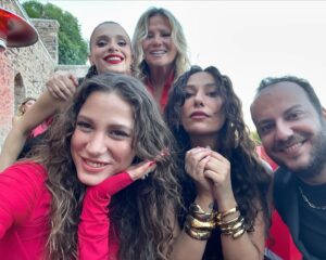 Ece Yörenç Instagram - Bu gala AŞK’lı gala ❤️‍🔥
#kgkg #thankyounext @netflixturkiye @ayyapim @ktdegirmenci ❤️