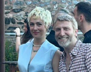 Ece Yörenç Instagram - Bu gala AŞK’lı gala ❤️‍🔥
#kgkg #thankyounext @netflixturkiye @ayyapim @ktdegirmenci ❤️