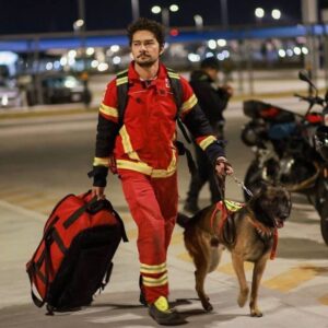 Ece Yörenç Instagram - Welcome and  THANK YOU guys❤️we need your new miracles ❤️ 🐕‍🦺🦮❤️❤️❤️❤️ GOOD LUCK❤️
 @weratedogs
•
Mexico's famous search and rescue dogs are currently flying to Turkey following the devastating earthquakes Monday morning. Their mission is to save lives. 14/10 for all. Our hearts are with everyone affected ❤️ 

You'll see members of the team sporting rescue gear with Frida on it. Frida was an absolute legend who gained international fame for her rescue work after the 2017 Mexico earthquakes. She located over 50 people during her long rescue career, and paved the way for one of the most impressive canine teams in the world.
(courtesy @marceloebrard2024 

@weratedogs'tan
 Meksika'nın ünlü arama kurtarma köpekleri, Pazartesi sabahı meydana gelen yıkıcı depremlerin ardından şu anda Türkiye'ye doğru yola çıktılar. Görevleri hayat kurtarmak❤️ Kalbimiz sizinle çocuklar❤️
Kurtarma ekibinin kıyafetlerinin üstünde efsane köpek “Frida”nın resmini görüyoruz. Frida, 2017 Meksika depremlerinden sonra kurtarma çalışmaları ile uluslararası üne kavuşan bir efsaneydi.  Uzun kurtarma kariyeri boyunca 50'den fazla kişinin yerini tespit etti ve dünyanın en etkileyici köpek ekiplerinden birinin yolunu açtı.