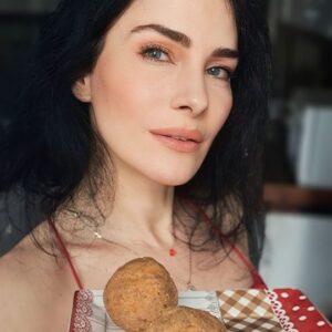 Ece Özdikici Instagram - Tembel İşi Yemekler 1
Balkabağı Topu: 🤩
Bayılırım balkabağına. Çorbasından yemeğine herşeyini yaparım. Bu topları yanımda taşıması kolay, gözüm dışarıda tatlıya kaymasın diye yapıyorum.😄 Çok da basit. Yemek yapmanın zaman almayanı makbul;)

Ben buhar makinasında  haşladım. Biraz salataya koymak için ayırdım. Aslında çiğ balkabağını rendeleseniz ya da rondoda küçük parçalara bölseniz de olur. İçine sorgum unu ekledim. Un hassasiyeti olmayanlar istediği unu ekleyebilir. Yulaf ile de harika oluyor. Benim yemeklerim hep anne usulü göz kararı ilerler. Balkabağı ve unun birbirini tutması,ele yapışmayacak kıvama gelmesi lazım. Ölçü bu🫣 İçine hindistancevizi şekeri koydum. Bana iki tatlı kaşığı yetti . Siz daha fazla koymak istersiniz bence:) Kurutup, rondodan gecirdiğim portakal kabuğu tozu vardı. Onu yaptığım tüm tatlılara bir tatlı kaşığı eklerim. Bir tatlı kaşığı tarçın da ekledikten sonra şekil verip hoop fırın. Çıktıktan sonra hindistan cevizi serpebilirsiniz. İşte bu kadar:)
Afiyet olsun, bal şeker olmasın😃 Şeker konusunda hep dizginler elimizde olmalı😘