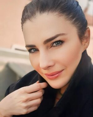Ece Özdikici Instagram - 🖤 Hep neşe paylaşmak yalan olur. Çok yorgunum çocuklar. Çok yol geldim gibi... Bir yandan da geldiğim yer hep aynı gibi... Neyse, eminim büyük planda her şey yolundadır.