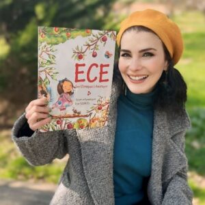 Ece Özdikici Instagram - Merhaba ❤️ Bugün üzerinde uzun süredir çalıştığım çocuk kitabım elime geçti. Yakınlarım bilir; en hassas olduğum konular; israf, geri dönüşüm, atıklar, doğal kaynakların kötü şekilde kullanılmasıdır. Çevremde herkes ağaç sever, hayvan korur. Şanslı bir insanım, iyilerle dolu çevrem. Yine de bir kağıdı, bir kağıt peçeteyi israf ettiğinde birden çok ağacın sırf o kağıt için tüketildiğini bilmeyen çok. Ağacı kesmemek yetmiyor. Orman yangınlarına üzülmek de yetmiyor. Evimizde kaç orman yakıyoruz bilseniz. Dedeler gibi konuşuyorum, ama konuşmam lazım! Yetmez yazmam lazım, yetmez resimlemem lazım, yetmez çocuklara bunu iyi anlatmam lazım. Ben de öyle yaptım. Yazdım, resimledim, çocuklara anlattım. Ailelerin de kitabı çocukları ile okurken "Aaaa evet öyle, değil mi?!" diye farkındalık yaşamasını hayal ediyorum. 😃🫣Var bir hayalimiz.🥰Gerçekleşen hayallere bir tik daha attım. Farkındalık gelişmesine katkım olursa ne mutlu bana😘

Kitabı profilimdeki linkten satın alabilirsiniz. 🫠🥰Okuyanlar bana haber etsin.

@divit_kitabevi