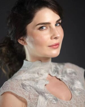 Ece Özdikici Instagram - Uzun saçlı ve biraz daha kilolu yüzümün fotoğrafını buraya bırakıyorum. İyi geceler😘