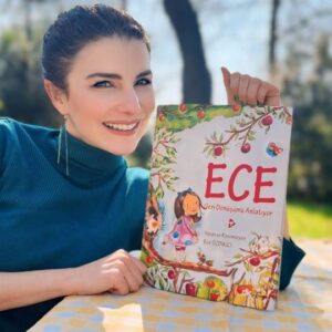 Ece Özdikici Instagram - Ara ara kitabımdan bahsedeceğim. Yetişkinlere ulaşmasını da arzu ettiğim bir çocuk kitabı yazdım ve resimledim. Neden yetişkinlere de ulaşmasını istiyorum derseniz, daha önceki gönderimdeki açıklamamı kopyalayıp yapıştıracağım.🥰

 ❤️ Yakınlarım bilir; en hassas olduğum konular; israf, geri dönüşüm, atıklar, doğal kaynakların kötü şekilde kullanılmasıdır. Çevremde herkes ağaç sever, hayvan korur. Şanslı bir insanım, iyilerle dolu çevrem. Yine de bir kağıdı, bir kağıt peçeteyi israf ettiğinde birden çok ağacın sırf o kağıt için tüketildiğini bilmeyen çok. Ağacı kesmemek yetmiyor. Orman yangınlarına üzülmek de yetmiyor. Evimizde kaç orman yakıyoruz bilseniz. Dedeler gibi konuşuyorum, ama konuşmam lazım! Yetmez yazmam lazım, yetmez resimlemem lazım, yetmez çocuklara bunu iyi anlatmam lazım. Ben de öyle yaptım. Yazdım, resimledim, çocuklara anlattım. Ailelerin de kitabı çocukları ile okurken "Aaaa evet öyle, değil mi?!" diye farkındalık yaşamasını hayal ediyorum. 😃🫣Var bir hayalimiz.🥰Gerçekleşen hayallere bir tik daha attım. Farkındalık gelişmesine katkım olursa ne mutlu bana😘

Kitabı profilimdeki linkten satın alabilirsiniz. Aşağıya da linki kopyalayıp yapıştıracağım ama onun işe yarayacağını sanmıyorum. Siz profilimdeki websitemin de kayıtlı olduğu linke tıklayın, tek tek çıkacak. 🫠🥰Okuyanlar bana haber etsin.

Link: https://divitkitabevi.com/kultur-kitaplari/cocuk-kitaplari/prd-ece-geri-donusumu-anlatiyor

@divit_kitabevi
