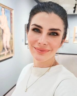 Ece Özdikici Instagram - Turistliğin alfabesi bana göre müze gezmekten geçer. Babamdan mirasdır bana, biz gittiğimiz her şehrin müzelerini gezeriz. Çocukken saatlerce gezmek cok zordu, sıkıcıydı ama sonra kanıma işlemiş. Geçtiğimiz hafta Salı günü @istanbulresimheykelmuzesi nde idim. Özellikle Salı günü gittim. Diğer günler 17.00ye, Salı günü 19.00 a kadar açık. Daha önce gitmiş ama bitirememiştim. Bu sefer ziyadesiyle doydum. Yaşadığım şehirde de müzeleri turist gibi iki yılda bir tekrar geziyorum. Bu gönderiyi koyarken fotoğraf mı koysam, reel mi yapsam bilemedim. Öyle çok eser var ki, öyle dolu dolu bir gün geçirdim ki; on fotoğraf haksızlık. Reelde de cok hızlı geçişler olacaktı. Kararsızlık yaşadım. Belki sonra da reel yaparım.
Gezerken saat 17.00 gibi yoruldum ve ara verdim. Bina içinde klasik müzik konseri vardı. Dinlenmenin doruk noktası gibi oldu😁. Ara verdiğimde bile sanattan koparmadı beni. Yapı @emrearolat @eaa_emrearolatarchitecture çalışması. Müzede gezerken kendimi hayattan kopmuş, tarihe tanıklık ediyormuş gibi değil de, İstanbul'un göbeğinde sanatla buluşuyormuş gibi hissettim. Dışarıdaki hayat içeri davet edilmiş adeta. Bir heykele bakarken, arkadaki dev pencereden geçen otobüsü, gevrekçiyi(Evet İzmirliyim)görmek bana cok gerçek anlar yaşattı. Sanatın ve müzelerin hayattan kopuk olmamasına aşığım💗
 Burası Türkiye'nin en kapsamlı  plastik sanatlar müzesi. Cumhuriyet Türkiyesi'nin ilk sanat müzesi💞. Güzel Sanatlar için müze açma fikri Osmanlı'nın sonlarında ortaya çıkıyor, küçük bir koleksiyon ile temel atılıyor, daha sonra Atatürk'ün desteği ile Dolmabahçe Veliaht Dairesi'nde açılıyor. Müzeyi gezdiğinizde tarihini, bu yapıya taşınmasına kadar olan sürecini okuma şansınız olacak.😊 İlk kattan19.yy. Osmanlı'nın batılılaşma döneminden, üçüncü kata Cumhuriyet yılları sanatına uzanıyorsunuz. Gerçekten ülkemiz için cok doğru bir görsel bellek, harika bir müze. Böyle müzelerde bana ağlama isteği geliyor. İnanılmaz heyecanlanıyorum. Psikolojide sanat eserine bakarken yaşanan bu hisse verilen bir ad vardı. Kısaca delilik diyelim😃 
Daha sonra bir gönderi daha yapacağım. Paylaştığım eserlerin sanatçılarını ve eser adlarını yorumlara yazıp ayrılıyorum. Şükürler olsun sanat var.