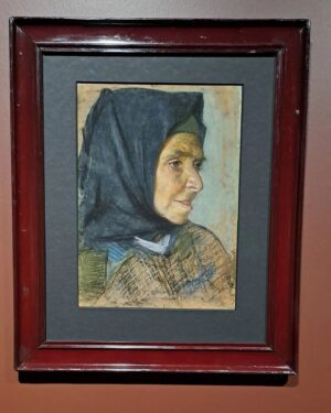 Ece Özdikici Instagram - Turistliğin alfabesi bana göre müze gezmekten geçer. Babamdan mirasdır bana, biz gittiğimiz her şehrin müzelerini gezeriz. Çocukken saatlerce gezmek cok zordu, sıkıcıydı ama sonra kanıma işlemiş. Geçtiğimiz hafta Salı günü @istanbulresimheykelmuzesi nde idim. Özellikle Salı günü gittim. Diğer günler 17.00ye, Salı günü 19.00 a kadar açık. Daha önce gitmiş ama bitirememiştim. Bu sefer ziyadesiyle doydum. Yaşadığım şehirde de müzeleri turist gibi iki yılda bir tekrar geziyorum. Bu gönderiyi koyarken fotoğraf mı koysam, reel mi yapsam bilemedim. Öyle çok eser var ki, öyle dolu dolu bir gün geçirdim ki; on fotoğraf haksızlık. Reelde de cok hızlı geçişler olacaktı. Kararsızlık yaşadım. Belki sonra da reel yaparım.
Gezerken saat 17.00 gibi yoruldum ve ara verdim. Bina içinde klasik müzik konseri vardı. Dinlenmenin doruk noktası gibi oldu😁. Ara verdiğimde bile sanattan koparmadı beni. Yapı @emrearolat @eaa_emrearolatarchitecture çalışması. Müzede gezerken kendimi hayattan kopmuş, tarihe tanıklık ediyormuş gibi değil de, İstanbul'un göbeğinde sanatla buluşuyormuş gibi hissettim. Dışarıdaki hayat içeri davet edilmiş adeta. Bir heykele bakarken, arkadaki dev pencereden geçen otobüsü, gevrekçiyi(Evet İzmirliyim)görmek bana cok gerçek anlar yaşattı. Sanatın ve müzelerin hayattan kopuk olmamasına aşığım💗
 Burası Türkiye'nin en kapsamlı  plastik sanatlar müzesi. Cumhuriyet Türkiyesi'nin ilk sanat müzesi💞. Güzel Sanatlar için müze açma fikri Osmanlı'nın sonlarında ortaya çıkıyor, küçük bir koleksiyon ile temel atılıyor, daha sonra Atatürk'ün desteği ile Dolmabahçe Veliaht Dairesi'nde açılıyor. Müzeyi gezdiğinizde tarihini, bu yapıya taşınmasına kadar olan sürecini okuma şansınız olacak.😊 İlk kattan19.yy. Osmanlı'nın batılılaşma döneminden, üçüncü kata Cumhuriyet yılları sanatına uzanıyorsunuz. Gerçekten ülkemiz için cok doğru bir görsel bellek, harika bir müze. Böyle müzelerde bana ağlama isteği geliyor. İnanılmaz heyecanlanıyorum. Psikolojide sanat eserine bakarken yaşanan bu hisse verilen bir ad vardı. Kısaca delilik diyelim😃 
Daha sonra bir gönderi daha yapacağım. Paylaştığım eserlerin sanatçılarını ve eser adlarını yorumlara yazıp ayrılıyorum. Şükürler olsun sanat var.