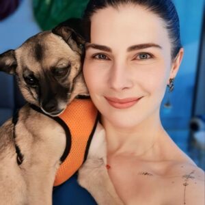 Ece Özdikici Instagram - Gece 01:26. Hep bu saatlerde gönderi paylaşıyorum😆 Olsun. 
En sevdiğim şarkılardan biri ile 😘

Pencerem hayal ağacının altı
Fonda sevdiğim bir şarkı
Kalbim ruhumla dans pistinde

Olmasa da olur diyorum
Zor şeyler düşlemiyorum
Azalır, geçer sonunda biter biliyorum

Senin de vardır elbet hayal kırıklığın
Oyuncağını kıran sert rüzgârların

Yeniden başlamak için sebep bulsana
Boş ver geçmişi unut aldırmasana
Bol renk çok hayal bak işte yeter sana
Zaman mum gibi eriyor bak sonunda
@safiyesr

#bodrumcocugum