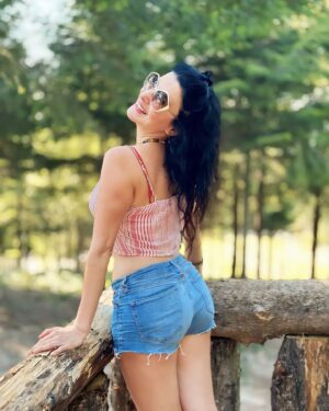Ece Özdikici Instagram - Setten eve geçerken trafikte geçen ikinci saatin sonunda telefonumdaki fotoğrafları temizlemek istedim. Bu kareleri silmeden önce gönderi olmayı hakediyorlar. Gün yüzüne çıkmamış yaz fotoğrafları ile geldim. En güzel yazım değildin sevgili 2023 yazı.  Zaman zaman yönetmen zaafına uğramış, iyi oynanmaya çalışılan bir film gibiydin. Anlayan, anladı. Daha güzeli gelsin beni bulsun. 😉