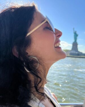 Ece Özdikici Instagram - Aslında tüm cevaplar aynı sanki. Her soruyu şöyle cevaplıyorum; Çünkü neden olmasın.

❤️💋