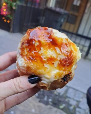 Ece Özdikici Instagram - Aslında tüm cevaplar aynı sanki. Her soruyu şöyle cevaplıyorum; Çünkü neden olmasın.

❤️💋