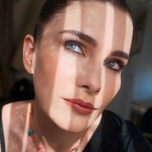 Ece Özdikici Instagram - Sette ışık buldum, çektiler:)

Seç, beğen, hangisi? :)