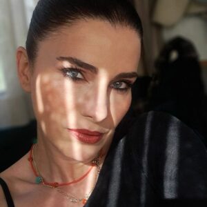 Ece Özdikici Instagram - Sette ışık buldum, çektiler:)

Seç, beğen, hangisi? :)