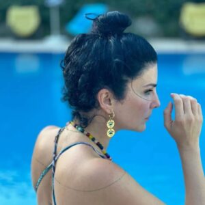 Ece Özdikici Instagram - Ağaç değilsin hareket edebilirsin noktasından, biraz köklensem mi noktasına getiren şeyin adı HAYAT. 

NO ROOTS🩵