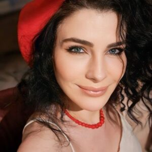 Ece Özdikici Instagram - Kulis neşesi önemli. Neşeyi seçmek lazım. Seçtim. Su gibi akan,yolunu bulan, kurumuş dudaklara değen bir oyun olsun!
Zoom yapmayı seven ve fakat asla beceremeyen @nespinn e selamlar🥰
#salıncaktaikikişi