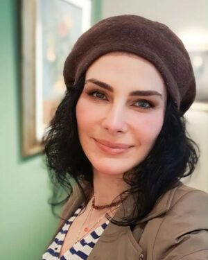Ece Özdikici Instagram - Gecen hafta gittiğim Türkiye İş Bankası Resim Heykel Müzesi' nden nasıl bahsetmem? Olağanüstü bir değer. 1907 yılında Joseph Baudouy tarafından inşa edilen tarihi yapı, geçen sene 29 Ekimde, Cumhuriyetimizin 100.yılında, müze olarak bize sunuldu. 
 Beş ve dördüncü katlarda kalıcı sergi var. 19.yy. sonu, 20.yy. başı Türk resim sanatı öncülerinden, günümüz sanatçılarına uzanan bir evrim hikayesine tanık olur gibi geziyorsunuz.
 Üçüncü ve ikinci katlarda süreli sergiler var. Bu katlar da koleksiyonun İstanbul temalı resimlerinden geniş bir seçki sunuyor. 

İnstagramın sadece on fotoğrafa izin vermesi, böyle güzel gönderilerde canımı sıkıyor. Daha sonra reel yapacağım diyerek kendimi ikna ediyorum.

1) Kapak olması gerektiği için ben.😃 2)Nuri İyem "Köylü Kadın Portresi" ( bayılıyorum, ölüyorum, bitiyorum💜) 
3) Mustafa Ata "Kızılağaç Resimleri"
4) Ferit Apa "Çocuk Portresi" ( 💜 Nasıl güzel, nasıl)
5) Feyhaman Duran "Güzin Duran Portresi"
6) Leyla Gamsız Sarptürk "Prova"
7) Turgut Zaim "Kavun Satan Yörük Kadını" (💜 Başucumda bu resim duruyor. Bayılırım.)
8) Nuri İyem "Kardeşler"
9) Fevzi Karakoç "Bina restore edilirken, ahşap kapılardan dört tanesi sanat eserine dönüştürülmüş. 
Arkadaki resimler Neş'e Erdok
10)Rahmi Aksungur "Özlem"

Bu müze için @issanat a teşekkürler🤗