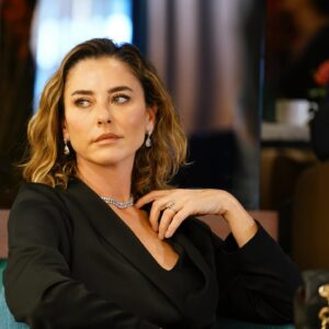 Ece Uslu Instagram - Ece AĞAZADE benim çok keyif aldığım bir karakter oldu. Sizler de çok sevdiniz biliyorum, aldığım yorumlarda gördüm hepsini. Tek bir kötü yorum yoktu. Ne mutlu! İzleyicilere, yorumlara, sahiplenişinize, gösterdiğiniz kocaman sevginize ve tabii ki @foxturkiye @ayyapim @sahanehayatimtv hayatım ekibine sonsuz sevgilerimi ve teşekkürlerimi iletiyorum. Hep yanımda olan ve desteğini benden asla esirgemeyen çok sevdiğim menajerim @banukuruoglu @banukuruoglumanagement çok teşekkürler…. Yönetmenlerime ve tabii ki sette çalıştığım TÜM ekip arkadaşlarıma. Hepiniz ayrı ayrı dünya tatlısıydınız ve harika geçen 4 bölüm çektik sizlerle. Harika projelerde tekrar birlikte olmak ümidiyle hepinize kocaman sarılıyorum 🤍🤍🤍
