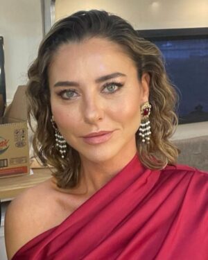 Ece Uslu Instagram - Hayaller 💫 Gerçekler #tbt’si

Kaydırmalı ➡️

Sıramızı beklerken 😂