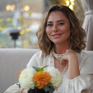 Ece Uslu Instagram - Ece AĞAZADE benim çok keyif aldığım bir karakter oldu. Sizler de çok sevdiniz biliyorum, aldığım yorumlarda gördüm hepsini. Tek bir kötü yorum yoktu. Ne mutlu! İzleyicilere, yorumlara, sahiplenişinize, gösterdiğiniz kocaman sevginize ve tabii ki @foxturkiye @ayyapim @sahanehayatimtv hayatım ekibine sonsuz sevgilerimi ve teşekkürlerimi iletiyorum. Hep yanımda olan ve desteğini benden asla esirgemeyen çok sevdiğim menajerim @banukuruoglu @banukuruoglumanagement çok teşekkürler…. Yönetmenlerime ve tabii ki sette çalıştığım TÜM ekip arkadaşlarıma. Hepiniz ayrı ayrı dünya tatlısıydınız ve harika geçen 4 bölüm çektik sizlerle. Harika projelerde tekrar birlikte olmak ümidiyle hepinize kocaman sarılıyorum 🤍🤍🤍