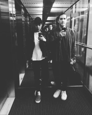 Ecem Akbin Instagram - Can’la eski asansörde bir #tbt 🖤