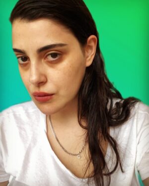 Ecem Akbin Instagram - Gece gece fotoğraflara bakarken fark ettim ki sevdiğim fotoğraflarım hep pijamalı 🧶 saat de uygun gibi pijamaya biraz da saçma hoşuma gitti🌚