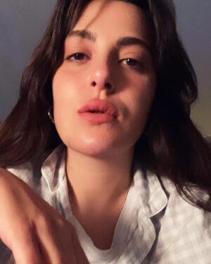 Ecem Akbin Instagram - Gece gece fotoğraflara bakarken fark ettim ki sevdiğim fotoğraflarım hep pijamalı 🧶 saat de uygun gibi pijamaya biraz da saçma hoşuma gitti🌚
