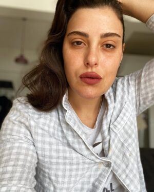 Ecem Akbin Instagram - Gece gece fotoğraflara bakarken fark ettim ki sevdiğim fotoğraflarım hep pijamalı 🧶 saat de uygun gibi pijamaya biraz da saçma hoşuma gitti🌚
