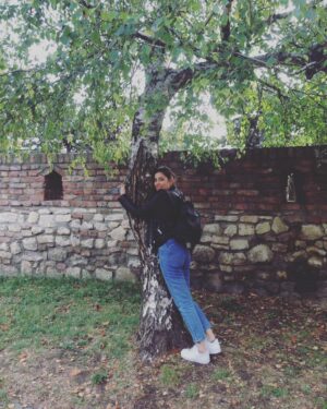 Ecem Akbin Instagram - Agaçlara sarılmak çok güzel 💚