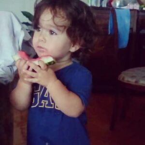 Ecem Özkaya Instagram - Ps: video bolca gülümseme içerir ve pazar gününe rağmen bi #tbt dir 🤪👼🏻🐣 Özlemle sınanmadığımız yarınlarımız mümkün bebeğim🧿🐣👼🏻 sayende her günüm kutlu ♥️ yüreğimden taşan sevginle -ki o taşanlar ziyan değil, toprağa düştüğünde payını alması gerekenlere...- büyümek çok güzel 😌 iyi ki...iyi ki... iyi ki...🧿♥️