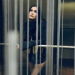 Ecem Özkaya Instagram - high depth… deep light… ✨🪄🎈 Fotoğraf: @cansinsoyerr Styling: @sedassolmaz Makyaj: @banuaksungur Saç: @nesriincann Mekan: @radissonbluottomare