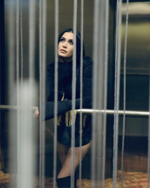 Ecem Özkaya Instagram - high depth… deep light… ✨🪄🎈 
Fotoğraf: @cansinsoyerr 
Styling: @sedassolmaz 
Makyaj: @banuaksungur
Saç: @nesriincann
Mekan: @radissonbluottomare