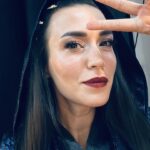 Ecem Özkaya Instagram - @gelecegin.guclukadinlari dump…🌸✨gurursun @aydantas1 🥹🫵🏻 Kadınların hiç bir zaman çaresiz kalmayacağı bir “Dünya”nın mümkün olduğunu hatırlatan bu projede olmak , yaratılış sürecinden bu yana tanıklık etmek bir onurdur. Ülke olarak içinden geçtiğimiz hem deprem hem de zorlu ekonomik koşulların karşısında üniversiteli gençlerin yaşadığı zorluklar göz ardı edilemez.Canımın içi Aydan’ ın ,genç kadınlarımızın eğitimine destek olmak için giriştiği bu çaba çok kıymetli . Harika bir geceydi ♥️ emeği geçen herkesin yüreğine sarılırım ✨🧚🏻‍♀️