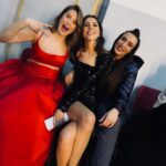 Ecem Özkaya Instagram - @gelecegin.guclukadinlari dump…🌸✨gurursun @aydantas1 🥹🫵🏻 Kadınların hiç bir zaman çaresiz kalmayacağı bir “Dünya”nın mümkün olduğunu hatırlatan bu projede olmak , yaratılış sürecinden bu yana tanıklık etmek bir onurdur. Ülke olarak içinden geçtiğimiz hem deprem hem de zorlu ekonomik koşulların karşısında üniversiteli gençlerin yaşadığı zorluklar göz ardı edilemez.Canımın içi Aydan’ ın ,genç kadınlarımızın eğitimine destek olmak için giriştiği bu çaba çok kıymetli . Harika bir geceydi ♥️ emeği geçen herkesin yüreğine sarılırım ✨🧚🏻‍♀️