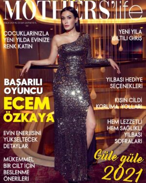 Ecem Özkaya Instagram - Aralık sayısı için biraz sohbet ettik 😌✨ @motherslifemagazine 
Fotoğraf: @cansinsoyerr 
Styling: @sedassolmaz 
Makyaj: @banuaksungur
Saç: @nesriincann
Mekan: @radissonbluottomare