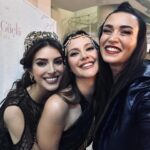 Ecem Özkaya Instagram - @gelecegin.guclukadinlari dump…🌸✨gurursun @aydantas1 🥹🫵🏻 Kadınların hiç bir zaman çaresiz kalmayacağı bir “Dünya”nın mümkün olduğunu hatırlatan bu projede olmak , yaratılış sürecinden bu yana tanıklık etmek bir onurdur. Ülke olarak içinden geçtiğimiz hem deprem hem de zorlu ekonomik koşulların karşısında üniversiteli gençlerin yaşadığı zorluklar göz ardı edilemez.Canımın içi Aydan’ ın ,genç kadınlarımızın eğitimine destek olmak için giriştiği bu çaba çok kıymetli . Harika bir geceydi ♥️ emeği geçen herkesin yüreğine sarılırım ✨🧚🏻‍♀️