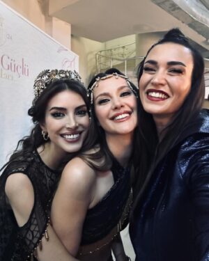 Ecem Özkaya Instagram - @gelecegin.guclukadinlari dump…🌸✨gurursun @aydantas1 🥹🫵🏻 Kadınların hiç bir zaman çaresiz kalmayacağı bir “Dünya”nın mümkün olduğunu hatırlatan bu projede olmak , yaratılış sürecinden bu yana tanıklık etmek bir onurdur. Ülke olarak içinden geçtiğimiz hem deprem hem de zorlu ekonomik koşulların karşısında üniversiteli gençlerin yaşadığı zorluklar göz ardı edilemez.Canımın içi Aydan’ ın ,genç kadınlarımızın eğitimine destek olmak için giriştiği bu çaba çok kıymetli . Harika bir geceydi ♥️ emeği geçen herkesin yüreğine sarılırım ✨🧚🏻‍♀️