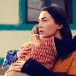Ecem Özkaya Instagram - Dile kolay 3 yıl , çok yol , fazla emek ve sayısız hikaye … teşekkürler #gönüldağı yolun açık olsun . Bu zamana kadar çalıştığım tüm ekip arkadaşlarıma kolaylıklar diliyorum. Ve zahide ! Birbirimizi giydiğimiz her an müthiş şeyler öğrendim senden. iyi ki geçtin hayatımdan 😌🌸🧚🏻‍♀️