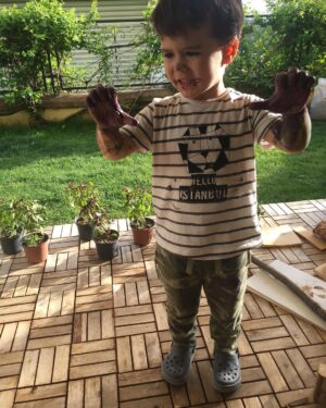 Ecem Özkaya Instagram - Bahar temizliği kendini boyamakla başlarsa 👻🎈🙏🏻🌸 #kirlenmekgüzeldir