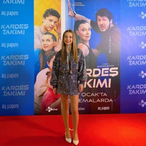 Ecrin Su Çoban Instagram - @kardestakimifilm galamız❤️❤️ 19 Ocak’ta sinemalarda görüşmek üzere 😉