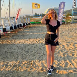 Ecrin Su Çoban Instagram - Heryerim kipkirmizi