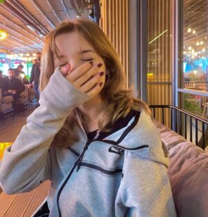 Ecrin Su Çoban Instagram - Gülüyormuşum gibi çek 🥴