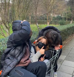Ecrin Su Çoban Instagram - Gülüyormuşum gibi çek 🥴