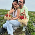 Eda Özerkan Instagram - Bir minik çilekli aşk hikayesi..🍓@timuracar ❤️ #edaözerkan #edaozerkan #anıyakala #hayatandanibarettir #instagram #in #instagood #instalike #instamood #insta #instadog #instadaily #instafashion #instaphoto #instaphotography #instacool #instareels #instastyle #instamoda #reelsinstagram #instavideo #instahair #instabeauty #instafitness #influencer Bundan daha iyi nasıl olur?🍀