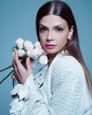 Eda Özerkan Instagram - İn white..🤍🦩

Photo/ @kaan.turkerr @the.studio.zero 
Hair&make up/ @gokhancigeroglu 
Styling/ @betulcapkurr
Manager: @abdullahbulutmanagement @abdullahbulutt @katicoban 
💐🫶🏻💫

#edaözerkan #edaozerkan #aniyakala #hayatandanibarettir #instagram #instagood #instalike #instadaily #instamood #instafashion #instalove #instadog #instacool #instaphoto #instatravel #instareels #instastyle #insta #in #instaphotography #instaphoto #instafit #instablogger #instalikes #book 

Sonsuz olasılıklarım neler?🍀